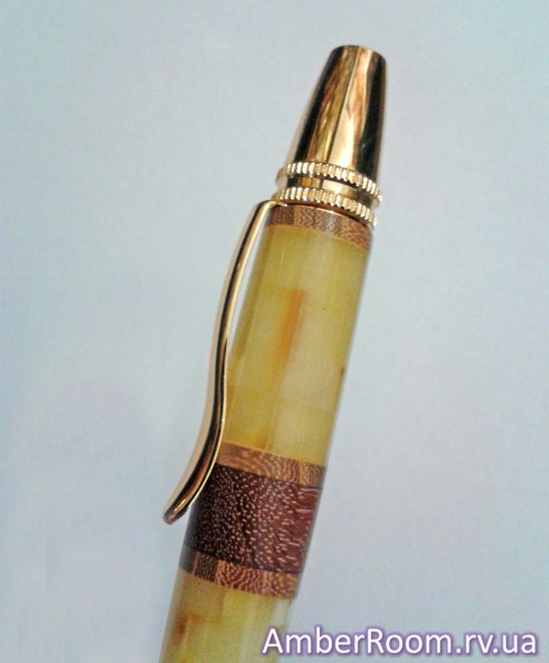 Бурштинова ручка із вставкою із дерева венге