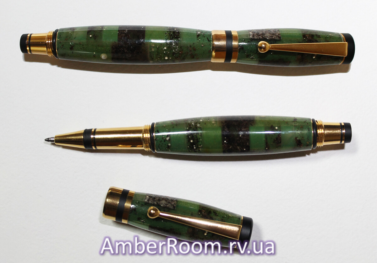Янтарная ручка из прозрачного янтаря с зеленой подложкой